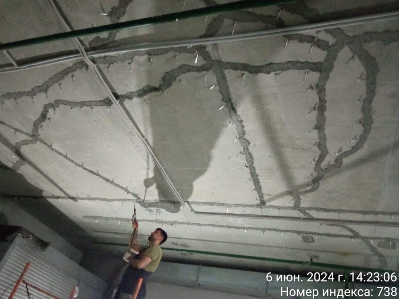 ЖК на Мосфильмовской 74Б, процесс инъектирования трещин в бетонной плите